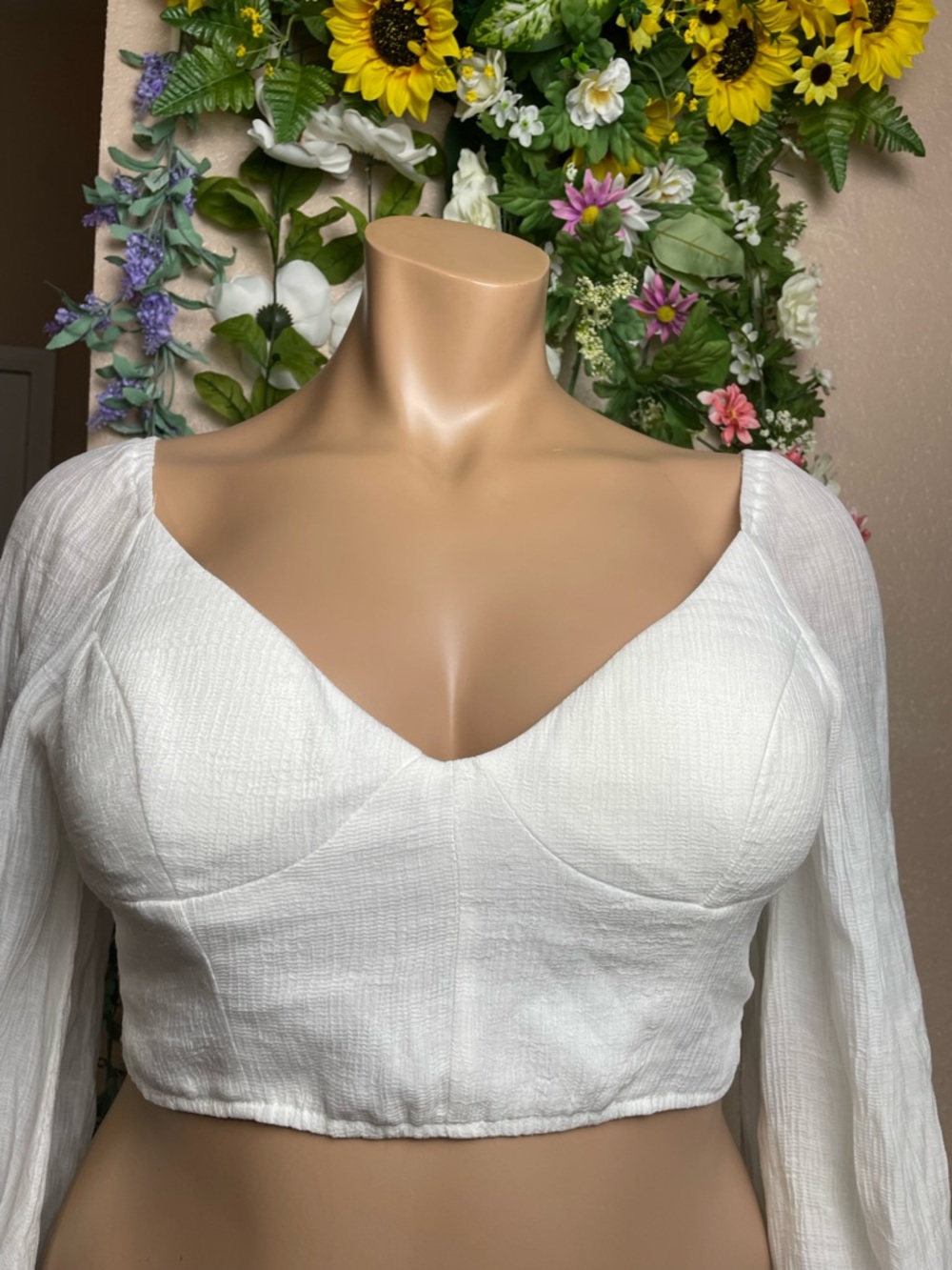 Elegant White Sweetheart Long-Sleeve Crop Top